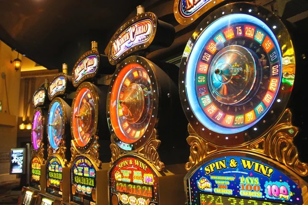 Live bingo draw on patihtoto terbaru mobile app with numbered balls and live host
